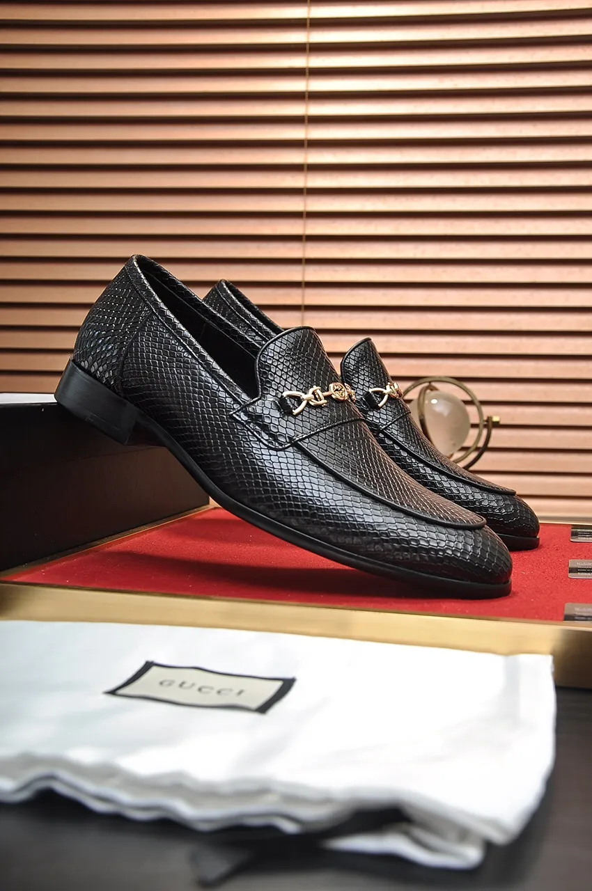 Men's shoes💰500💶Italy's top luxury men's shoe giant (GUCCI) (Gucci) (full cowhide lining) new arrival🍃Original European style🔰 Pleasant to the eye😍In order to make the shoes more durable and non-deformable🌀The production continues to follow traditional methods but there is still no lack of innovation💪Choose original sheepskin for the leather♻️ Smooth and natural And extra bright ⭐Made of imported cowhide, the first choice of rich people 38-45 (45 customized)